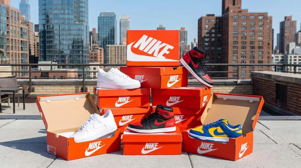 Гора коробок Nike с кроссовками Air Force 1, Air Jordan 1 и Dunk на крыше в Нью-Йорке