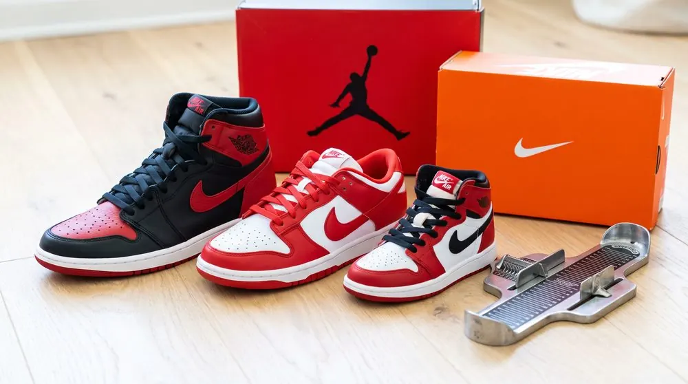 Три пары Air Jordan 1 и Nike Dunk разного размера, коробки и ростомер для стопы