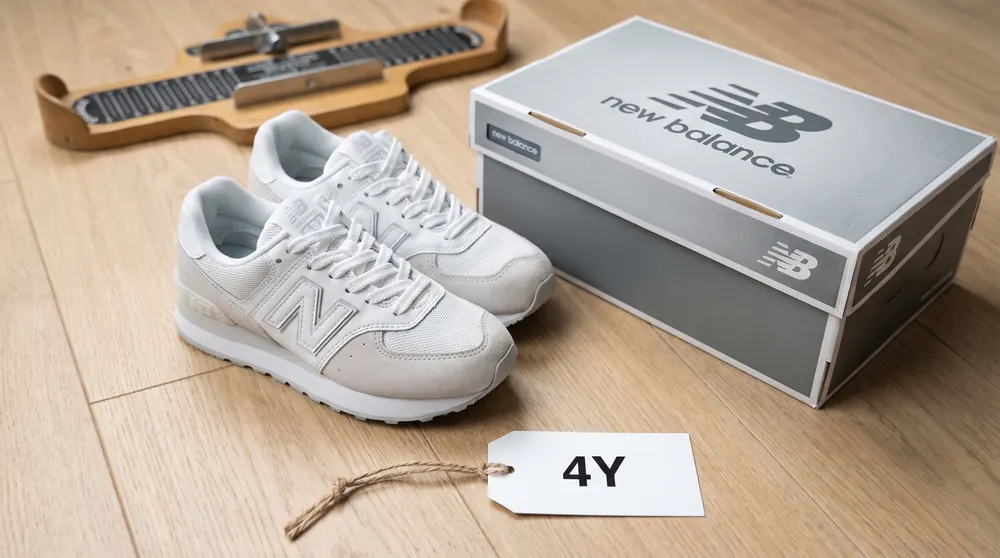 Кроссовки New Balance, коробка New Balance и бирка 4Y — детские размеры 1Y–7Y на русский по длине стопы