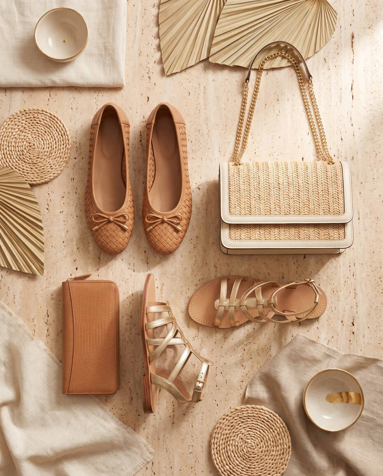 Изделия Tory Burch с фирменным медальоном Double T